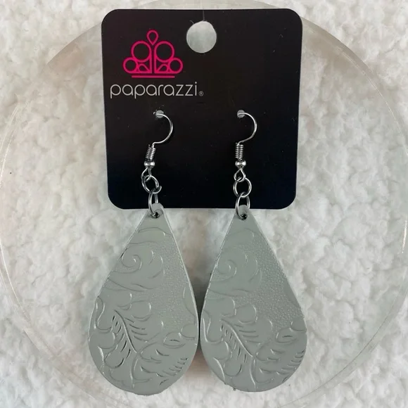 (NWT) PAPARAZZI • Grey/Silver Embossed Paisley Teardrop Earrings - Picture 9 of 9